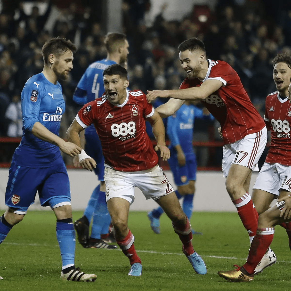 不容小觑的 不容小觑的